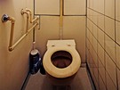 WC mísa stará 50 let mla atypický tvar, na který nebylo moné sehnat ani nové sedátko