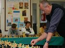 Starosta Bohum�na Petr V�cha p�i �achov� simult�nce.