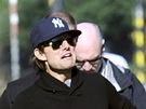 Americký herec Tom Cruise (vlevo) si prohlíí Vrovické nádraí v Praze jako