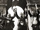 Nmetí zajatci pochodují pod Vítzným obloukem v Paíi. (1944)