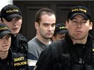 Policejní eskorta piváí takzvaného lesního vraha Viktora Kalivodu k soudu. (21. íjna 2005)