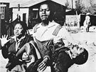 Mbuyiswa Makhubu nese posteleného dvanáctiletého Hectora Pietersona. (16. ervna 1976)