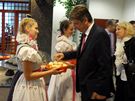 Úastníky programové konference SSD v Olomouci, mezi nimi byl i brnnský primátor Roman Onderka, vítaly hostesky v lidových krojích a lidové písniky.