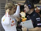 Sebastian Vettel (vlevo) eí ped tréninkem problém s mechanikem Red Bullu. 