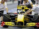 Robert Kubica a jeho monopost v péi mechanik stáje Renault. 