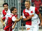 Slávista Petr Trapp (vpravo) slaví gól v derby se Spartou, gratuluje mu Karol Kisel-