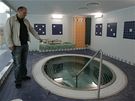 Architekt Milo Tempír ukazuje whirlpool, který je také souástí nového krytého koupalit v Zábehu.