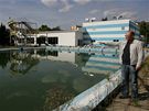 Architekt Milo Tempír u venkovního bazénu v Zábehu, nad jeho provozem zatím visí otazník.