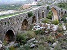 Albánie, elegantní kivky Mesského mostu poblí obce Mes