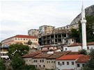 Stará tvrt nad bazarem, vlevo s modrými pavlaemi hotel Panorama. Dobrý tip k ubytování, s výhledem a k Jadranu