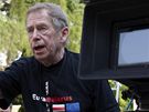 Z natáení filmu Odcházení  Václav Havel reíruje.