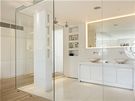 Speciální samoisticí stny koupelny jsou vyrobeny ze skla. Sprchové hlavice