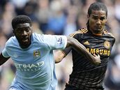 Kolo Tour z Manchesteru City (vlevo) v souboji s Florentem Maloudou z Chelsea