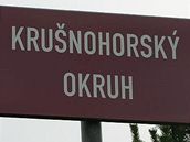 Dopravn znaka upozorujc na trasu Krunohorskho automobilovho okruhu.