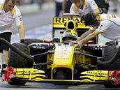 Robert Kubica a jeho monopost v pi mechanik stje Renault. 