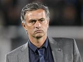 ZAMRAEN TRENR. Jos Mourinho, kou Realu Madrid, vkon jeho svenc bhem prvnho poloasu nepotil.