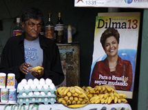 Poulin prodava s plakty kandidtky na brazilskou prezidentku Dilmy Rouseffov