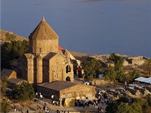 Arménský kostel sv. Kříže na ostrově Akdamar na tureckém jezeru Van
