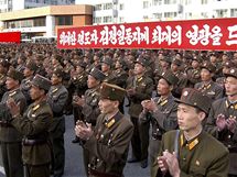 Vojáci severokorejské armády oslavují znovuzvolení Kim Čong-Ila šéfem Korejské strany práce (29. září 2010)
