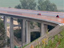 Součástí obchvatu České Bělé je i 276 metrů dlouhý a 26 metrů vysoký most na říčkou Bělou