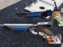 Pistole s laserovm adaptrem firmy Apeom a elektronick tere