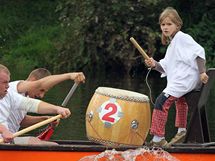 astnci zvodu drach lod ve Znojm museli ve sv posdce mt bubenka nebo bubenici i jednoho pdlujcho mladho ne dvacet let (25. z 2010)