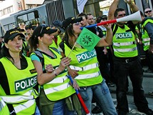 Policejn odbori v Praze demonstruj proti vldnm krtm ped ministerstvem vnitra. (21. z 2010)
