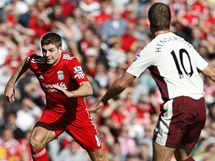 Steven Gerrard, zlonk Liverpoolu (vlevo), si pipravuje m na stelu. Pihl Jordan Henderson ze Sunderlandu
