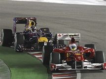 PO STARTU. Fernando Alonso vede startovn pole ve Velk cen Singapuru