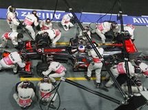 V BOXECH. Jenson Button si nechv vymnit pneumatiky bhem Velk ceny Singapuru