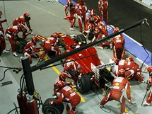 V BOXECH. Fernando Alonso si nechv vymnit pneumatiky bhem Velk ceny Singapuru