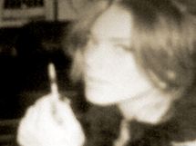 Na snímcích z roku 2007 si americká herečka Lindsey Lohanová aplikuje heroin.