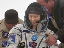 Astronautka Tracy Caldwell-Dysonov po pistn Sojuzu TMA-18 v Kazachstnu (25. z 2010)