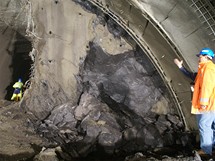 Cholupický tunel - Vypadávání skalních bloků z čelby tunelu