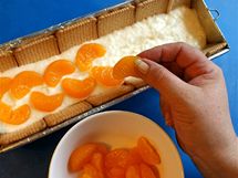 Dílky kompotovaných mandarinek pokládejte jeden vedle druhého