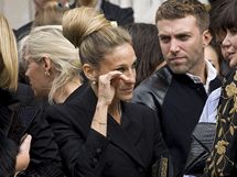 Sarah Jessica Parkerová se při vzpomínkovém obřadu na návrháře McQueena neubránila slzám dojetí