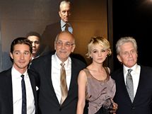 Shia LaBeouf, Frank Langella, Carey Mulliganov a Michael Douglas na premie filmu Wall Street: Penze nikdy nesp