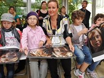 Vendula Auš Svobodová spolu s vyléčenými dětmi pokřtila v nemocnici Motol kalendář Martina Vobořila PŘÍBĚHY 2011