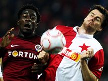 Slávista Ji�í Koubský (vpravo) v souboji se spar�anským úto�níkem Bonym...