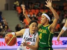 Korejsk basketbalistka Kimov (vlevo) se sna obejt Brazilku Pintaovou.
