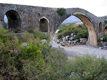 Albánie, elegantní křivky Mesského mostu poblíž obce Mes