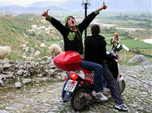 Albánie. Rozjásaná albánské omladina u pevnosti Rozafa