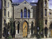 Kostelu vévodí masivní dřevěné dveře. V loftovém domě funguje i ochranka a diskrétní domovník