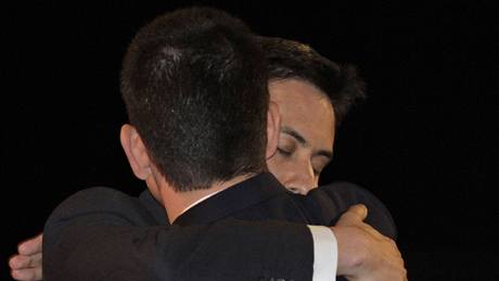 David Miliband (zády) gratuluje svému bratrovi Edovi ke zvolení pedsedou labourist.