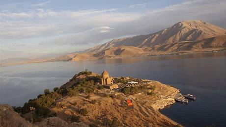 Arménský kostel sv. Kíe na ostrov Akdamar na tureckém jezeru Van