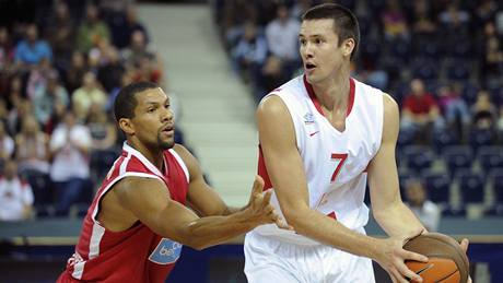 Adam Koch (vpravo) z Nymburka a Justin Hamilton z Charleroi