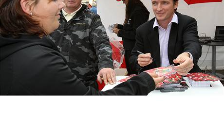 Vladimír micer se podepisuje jedné z fanynek pi dnení ukázce poháru pro vítze Ligy mistr v Plzni (20.9.2010) 