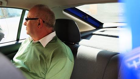 Protikorupní policie vtrhla ve tvrtek ráno na znojemskou radnici kvli podezení z manipulace se zadáváním veejných zakázek (policisté odvezli tajemníka radnice Vladimíra Krejíe)