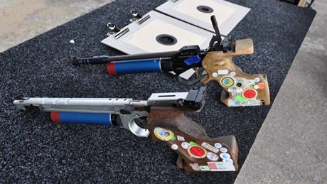 Pistole s laserovým adaptérem firmy Apeom a elektronické terče