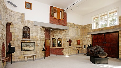 Nepravideln lennému interiéru dominuje vysoký ateliér jako pirozené pracovní a duchovní stedisko stavby
